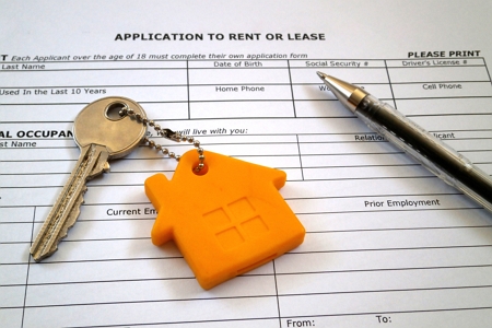 tenant screening checklist page header image of lease application with key and ink pen resting on top