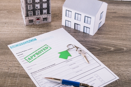 checklist download page header image of pen, house key and rental application